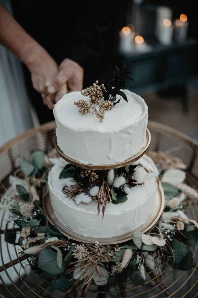 Weiße Hochzeitstorte mit Blättern