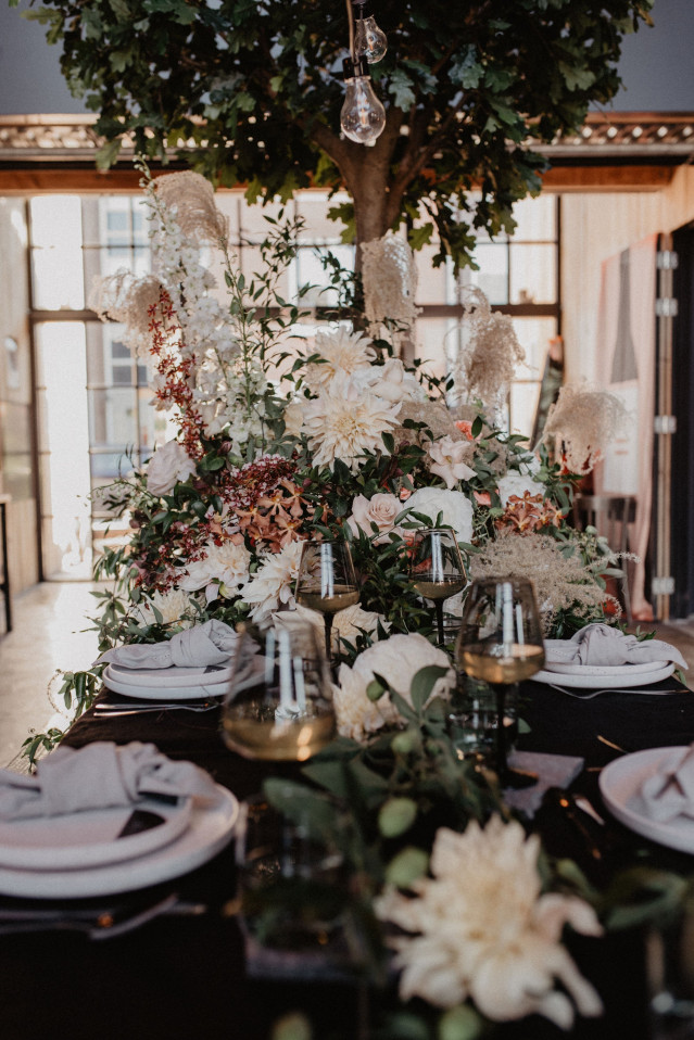 Hochzeitstisch mit dunklen Blumen
