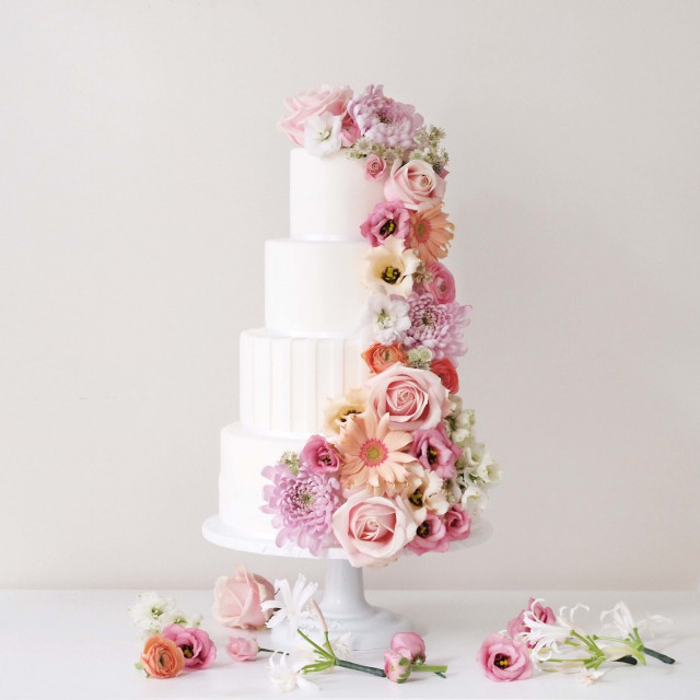 Wasserfall Hochzeitstorte mit Blumen