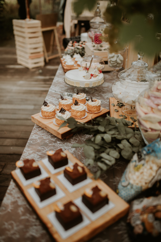 un buffet de desserts