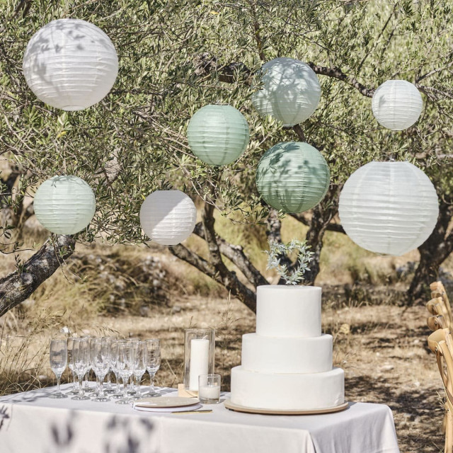 Hochzeitsdeko mit Lampions und Hochzeitstorte 