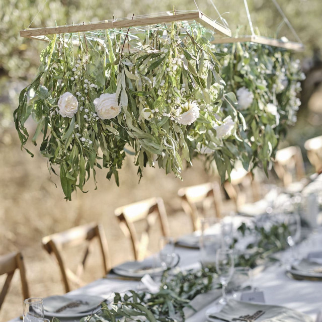 Hägende Blumen über Tisch als Dekoration zur Hochzeit