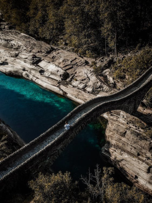 Brüge in der Schweiz, blaues Wasser und Natur