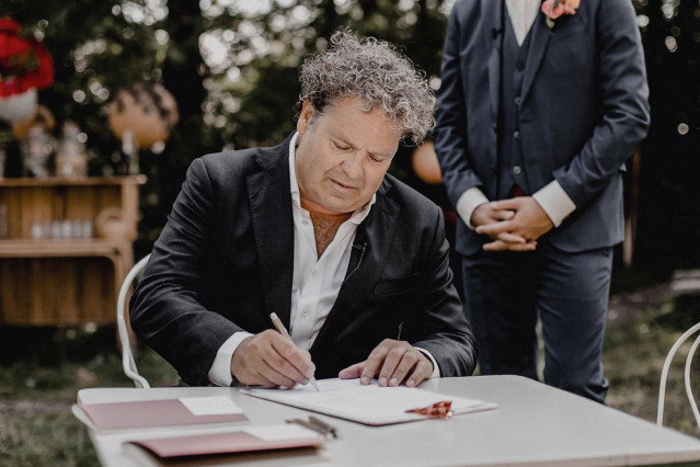 tekenen van trouwakte door trouwambtenaar