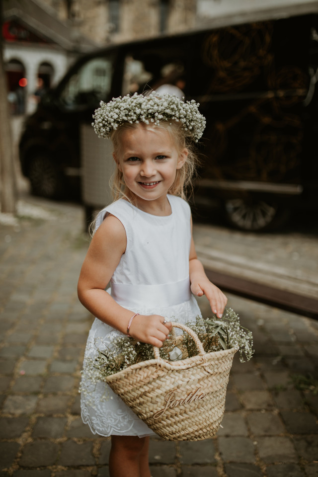 Kind mit Korb voller Blumen
