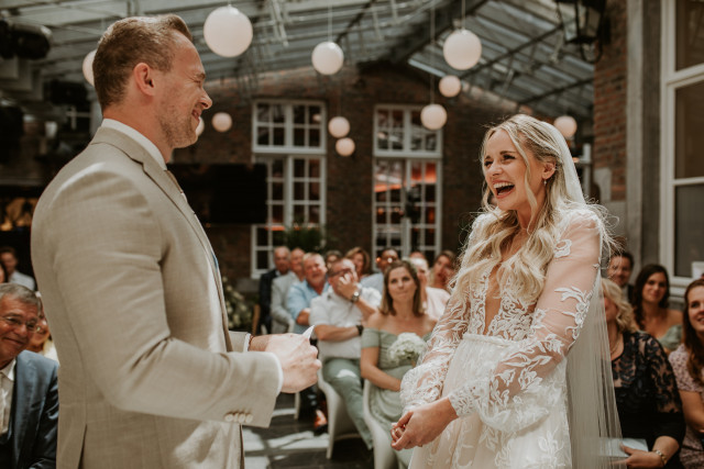 Le couple rit pendant les vœux de mariage