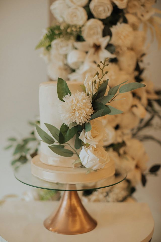 Einstöckige Hochzeitstorte mit großer Blume