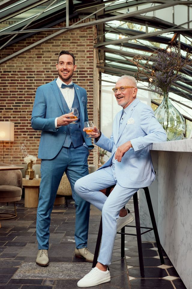 twee mannen in blauwe pakken