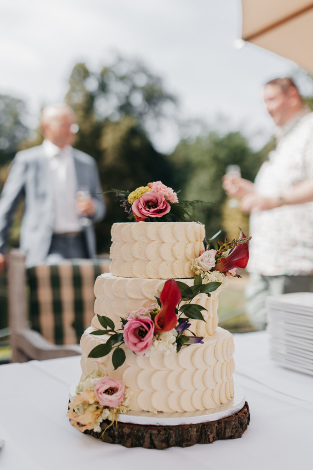 Kleine Beige Hochzeitstorte mit Blumen