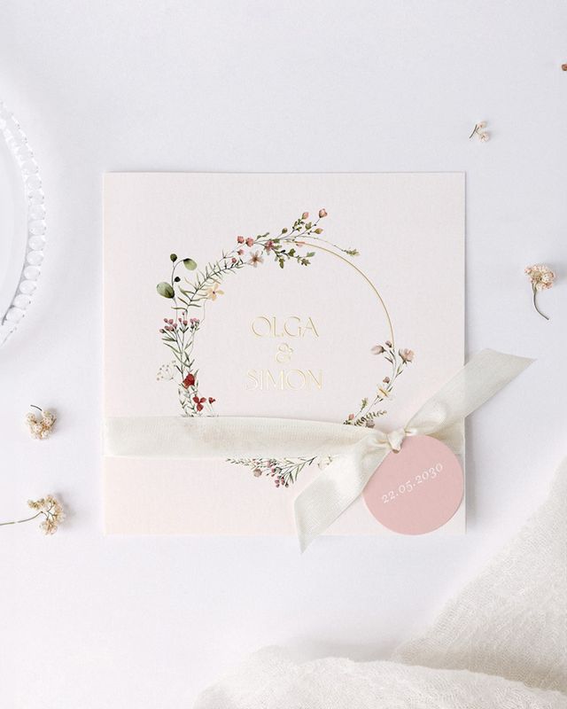Elegante Hochzeitskarte mit Schleife und Blättern mit kleinen Blüten