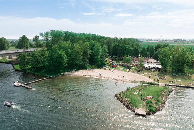 festival bruilkoft bij het strand