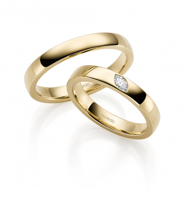 twee trouwringen in geelgoud met diamanten