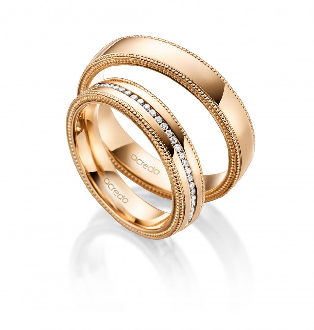 twee trouwringen in 18k goud met diamanten