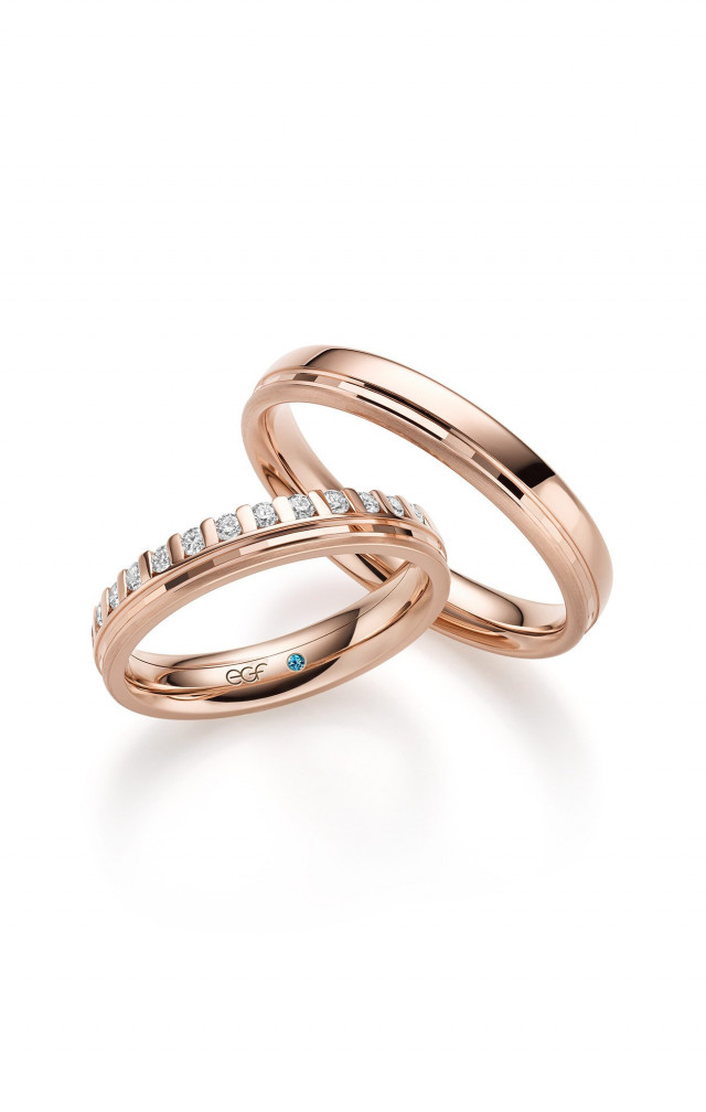 twee roségouden trouwringen met diamanten