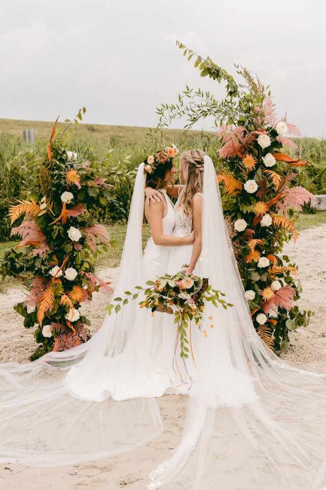 gleichgeschlechtliches Hochzeitspaar am Strand für die Hochzeit