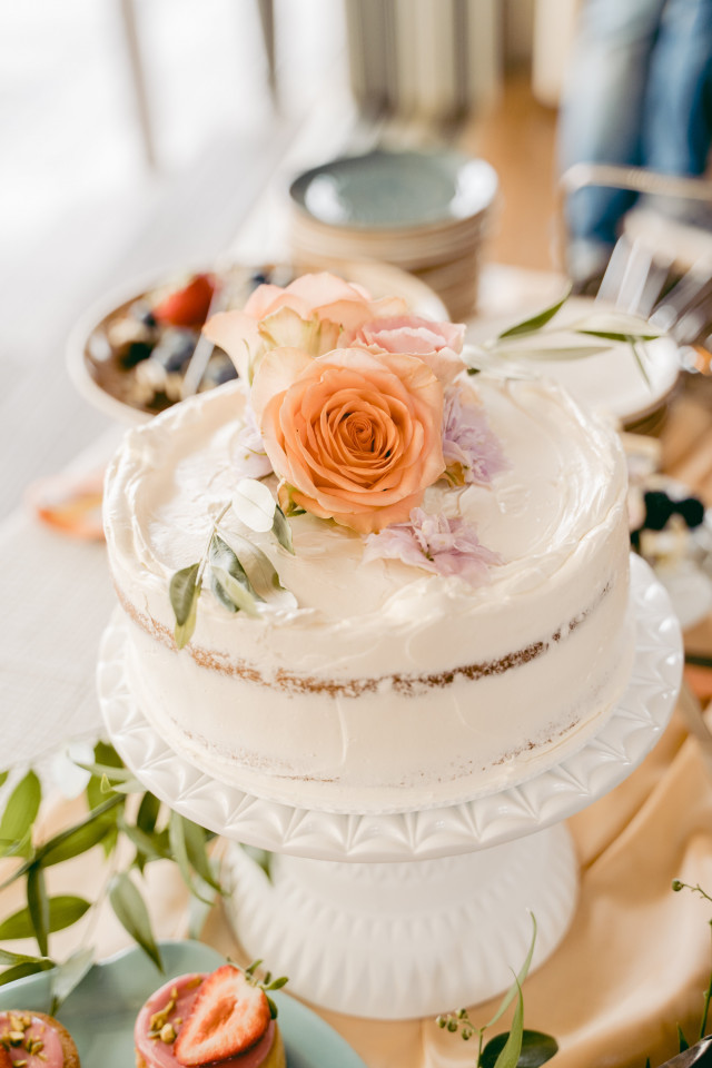 Einstöckige Hochzeitstorte mit Blumen