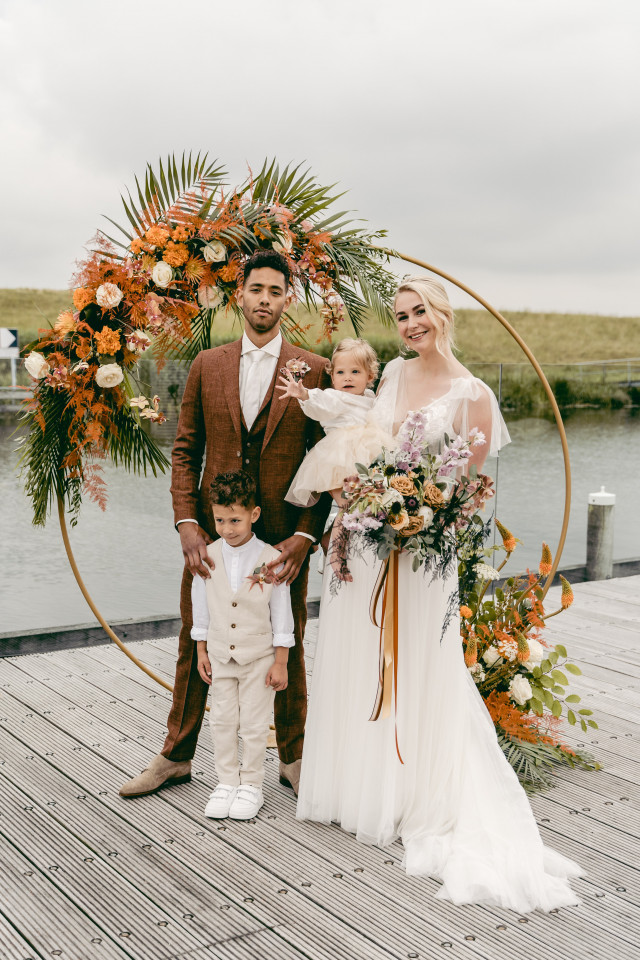 Hochzeitsfoto von Familie mit drei Kindern