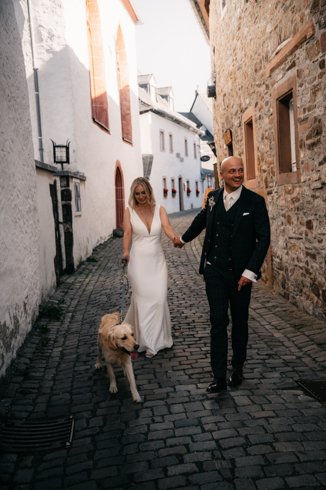 Brautpaar mit Hund in enger Gasse