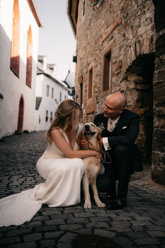 Brautpaar mit Hund, Hund freut sich