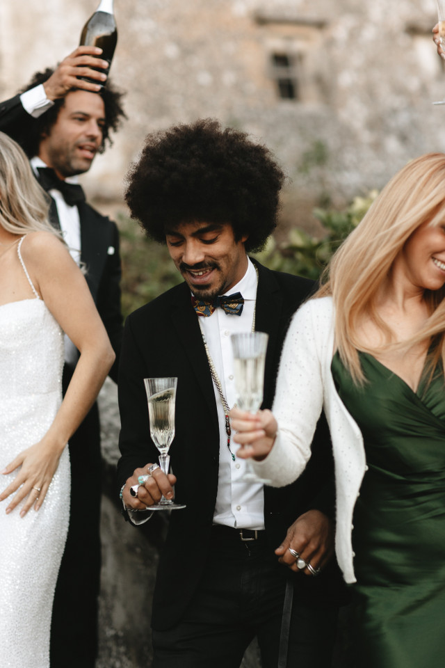 des invités à un mariage qui trinquent avec du champagne