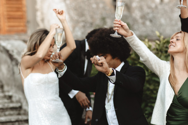 Persone che ballano a un matrimonio con bicchieri di champagne