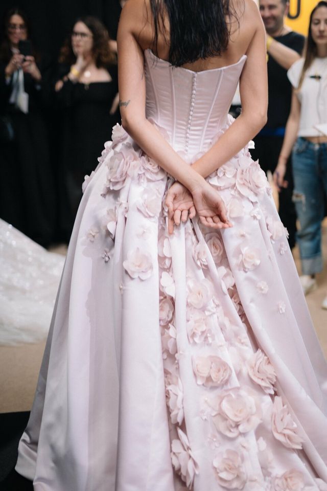 robe de mariée rose avec fleurs de Demetrios