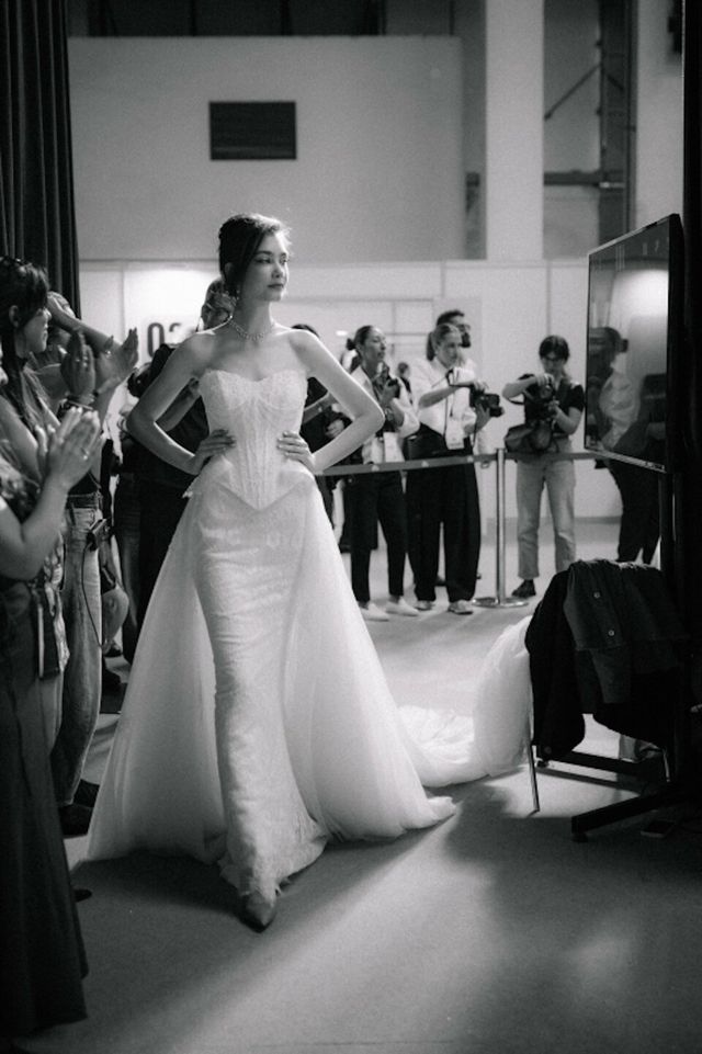 robe de mariée avec corset et traîne