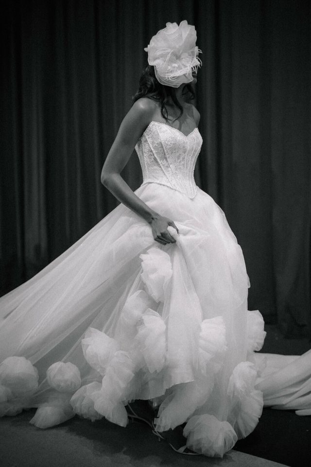 robe avec corset et fleurs dans la partie inférieure
