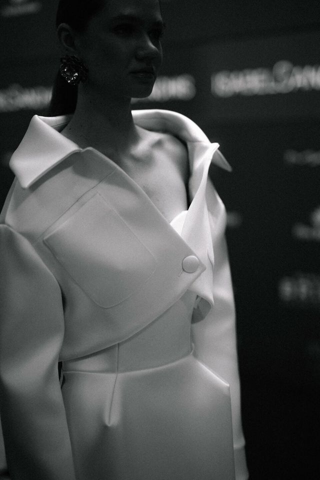 robe de mariée avec veste d'Isabel Sanchis