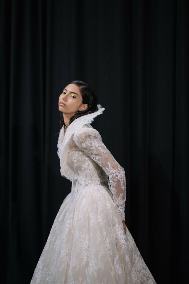 robe avec beaucoup de dentelle de demetrios