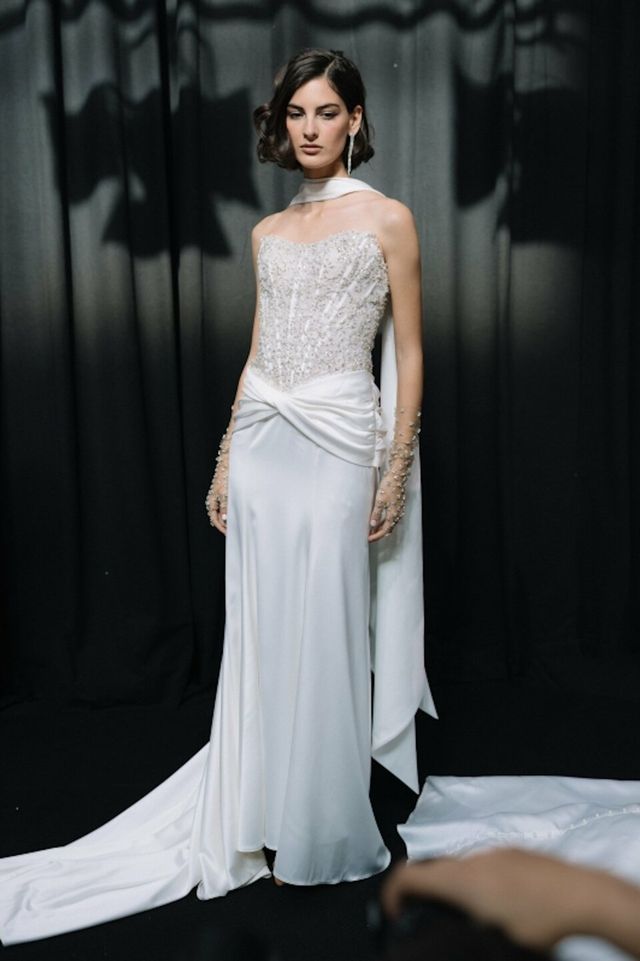 robe de mariée avec perles et strass d'Allure Bridals