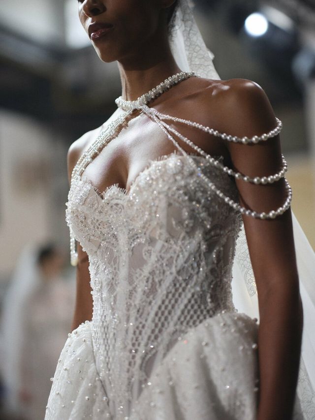 robe avec corset perles et ornements d'Oksana Mukha