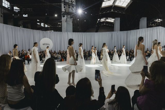 robes de mariée sur la passerelle à barcelone