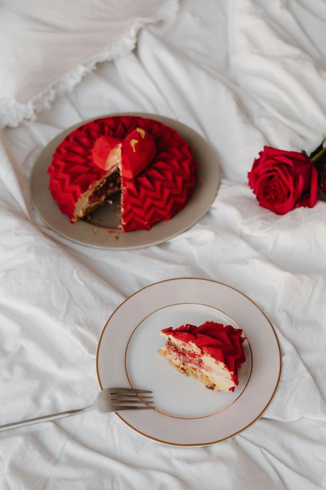 Rote torte mit Herzen für den Valentinstag