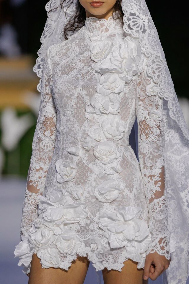 robe de mariée courte avec fleurs de WONÁ Concept