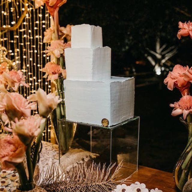 Viereckige weiße Hochzeitstorte