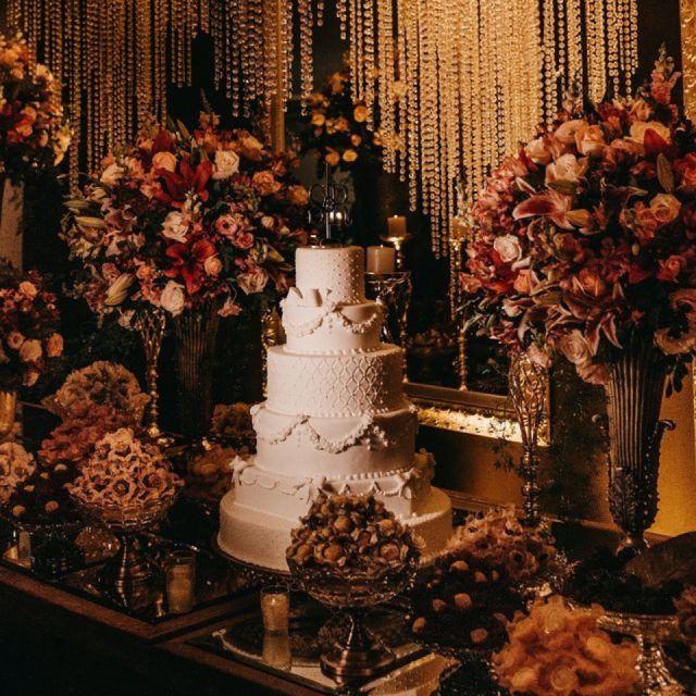 Vintage Hochzeitstorte in Weiß