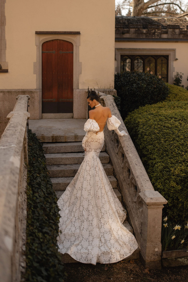 Vestido con encajes con pompones en las mangas.