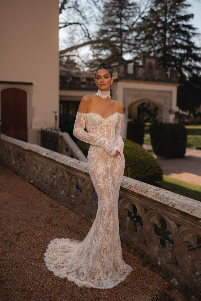 Braut in einem Fit and Flare Brautkleid aus Spitze w