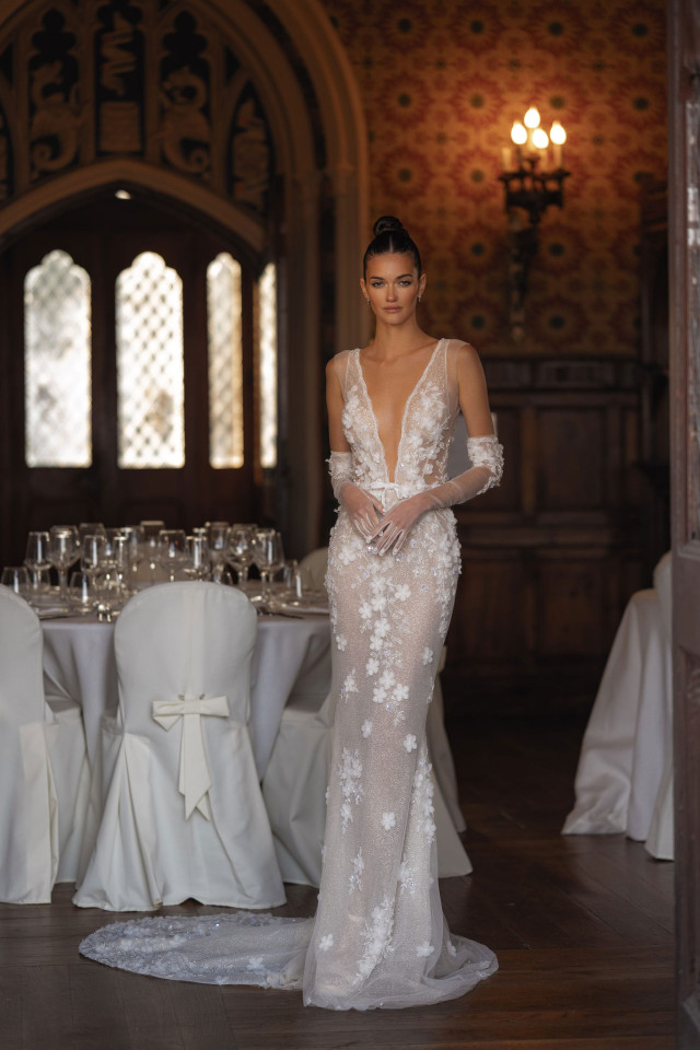 Braut in einem seidenen Fit and Flare Brautkleid mit hohem Beinschlitz