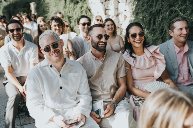 Gli invitati durante la cerimonia nuziale