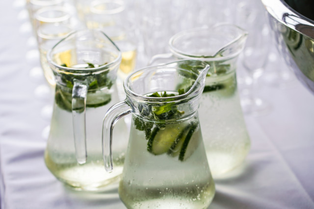 Wasserkaraffen mit Limettenscheiben