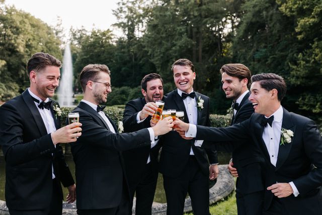 mannen proosten op bruiloft
