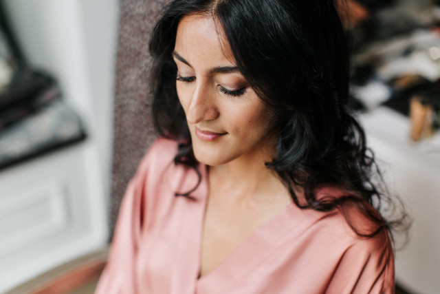 Momento del trucco e dell’acconciatura della sposa;