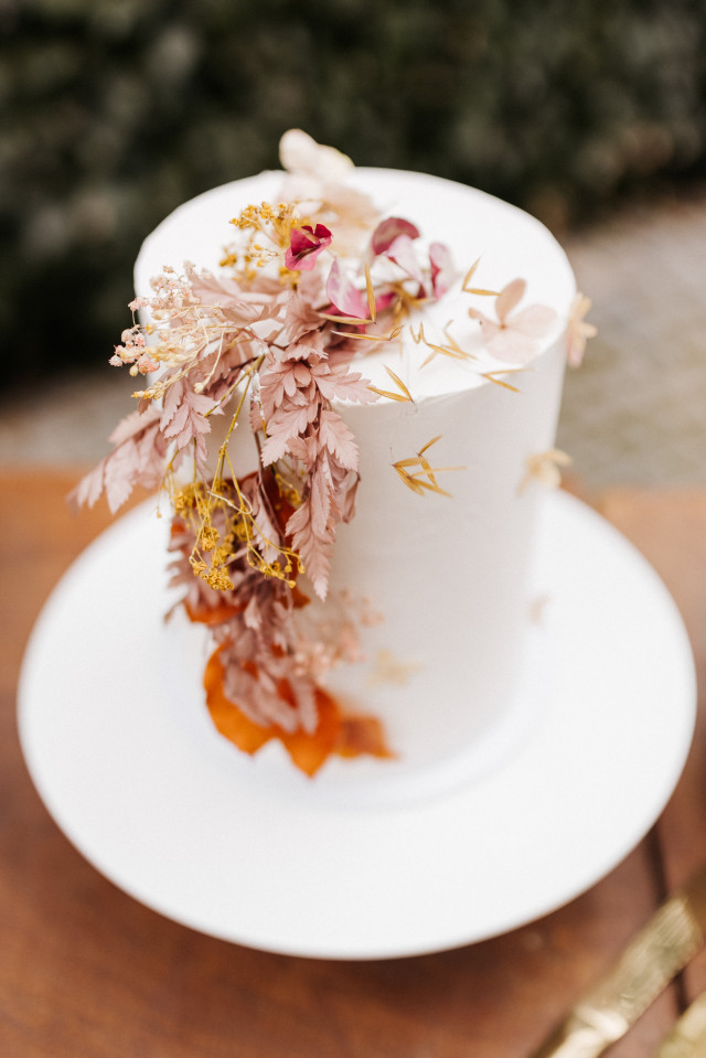 Hochzeitstorte mit Trockeblumen