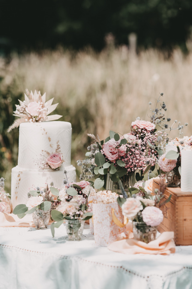Rosa Blumen und Weiße Fondant Hochzeitstorte
