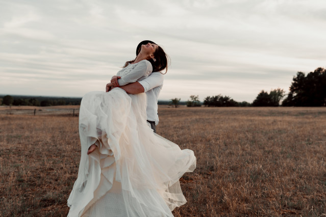 Séance de photos de mariage avec un couple d'amoureux