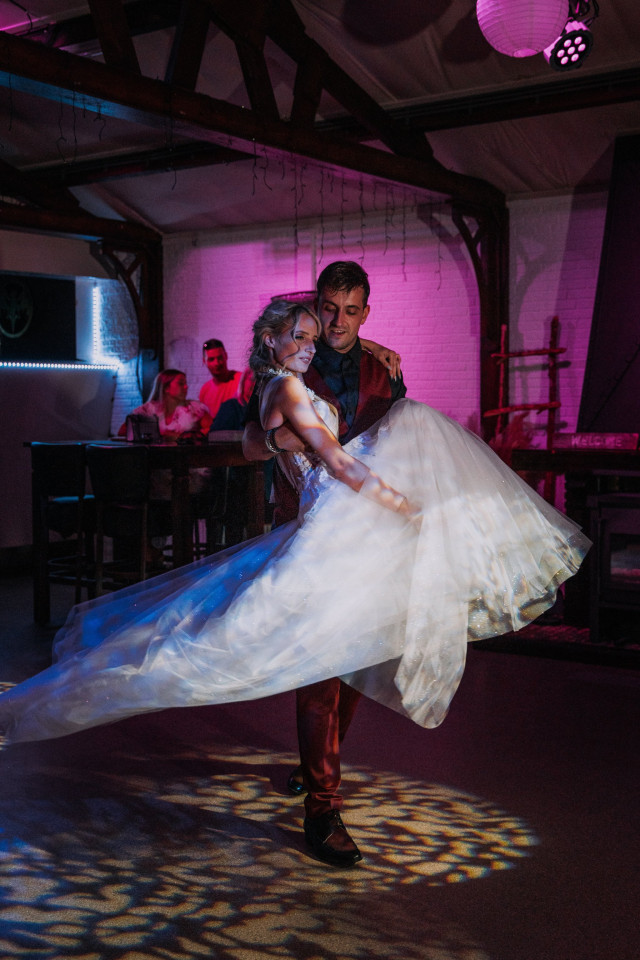 Bruidspaar danst de openingsdans op de bruiloft