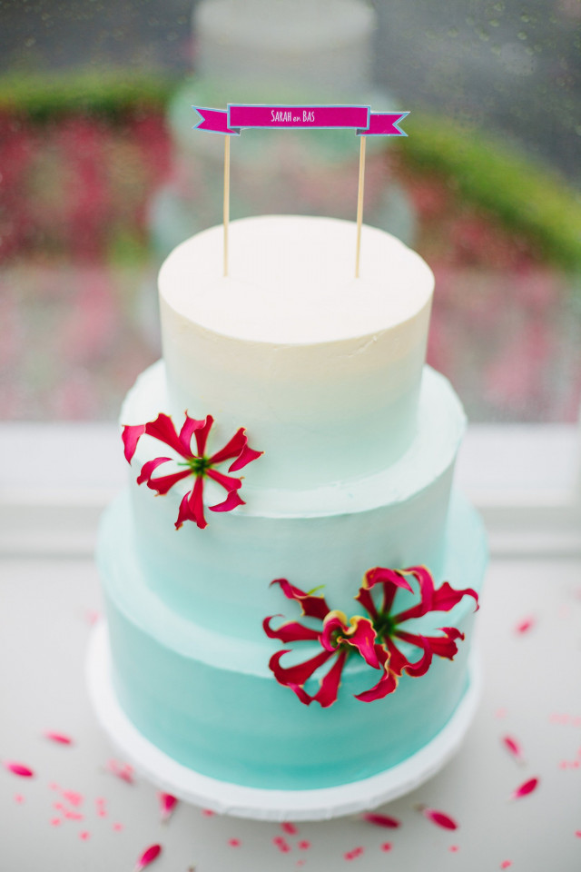 Blauwe ombre bruidstaart met roze bloemen