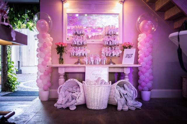 slippers uitdelen op feest bij bruiloft